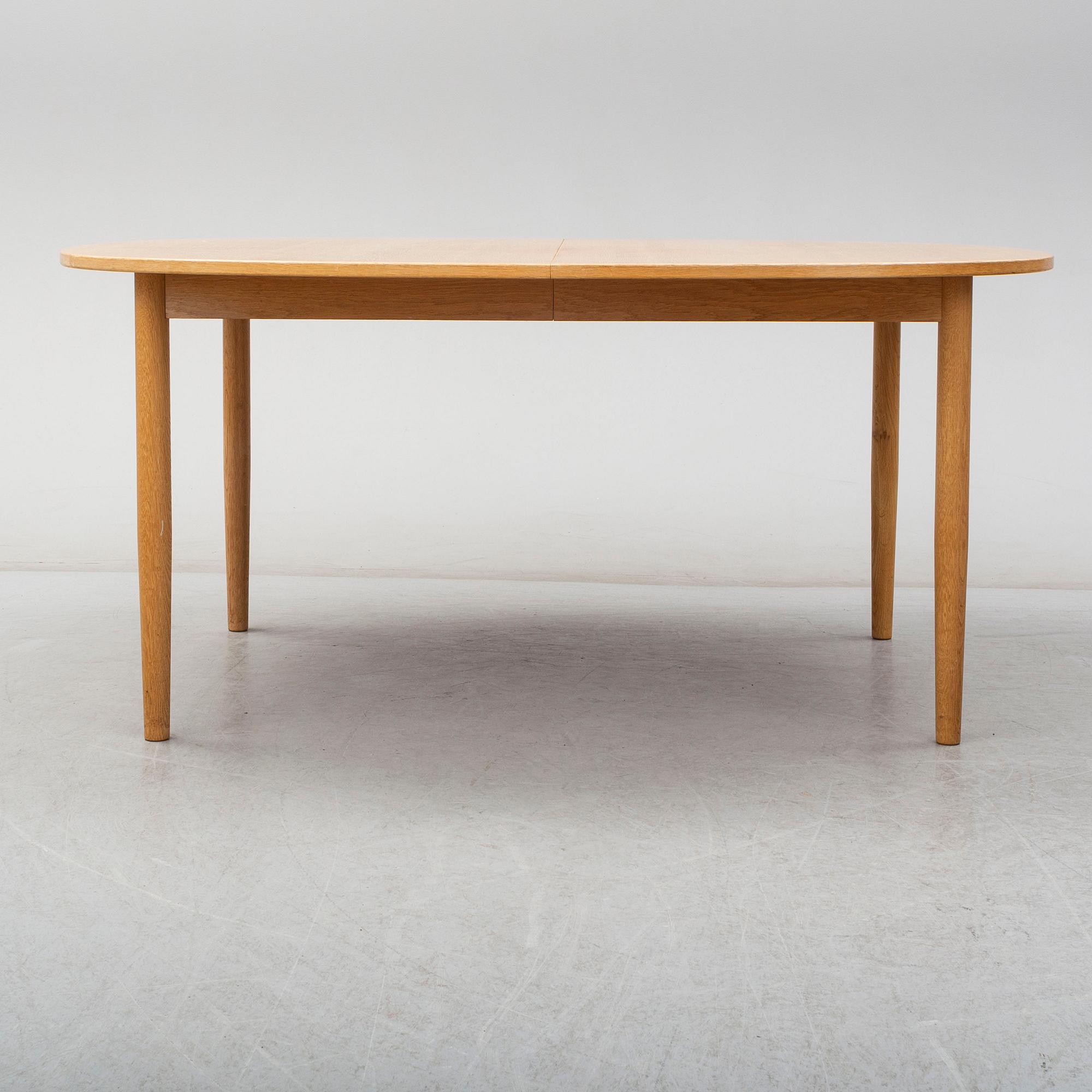 EDVARD KINDT-LARSEN, dining table and four chairs, Säffle Möbelfabrik, 1960s. 2 leaves included.