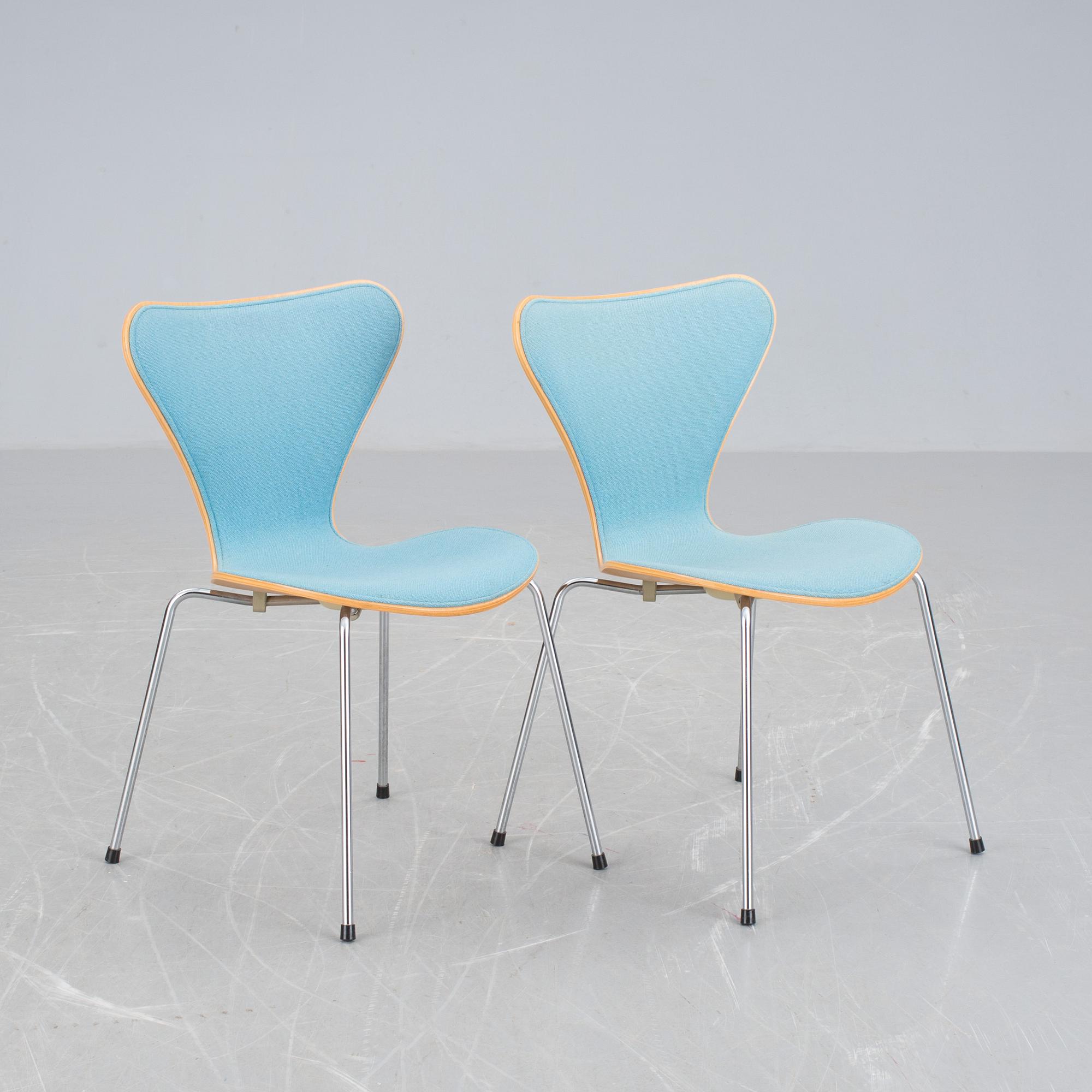 STOLAR, ett par, "Sjuan", Arne Jacobsen, Fritz Hansen, 1900-talets senare del.