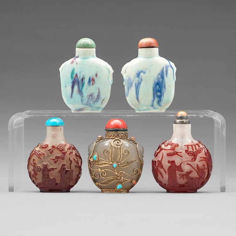 SNUSFLASKOR, fem stycken, porslin, pekingglas och sten. Kina, sen Qingdynasti samt 1900-tal.