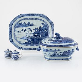 A blue and white terrine with cover and stand, Qianlong (1736-95) and two blue and white custard cups, 19th century.