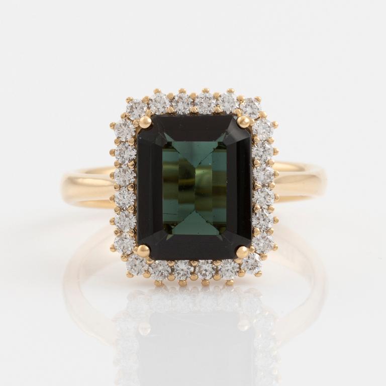 Ring, cocktailring med  turmalin och briljantslipade diamanter.
