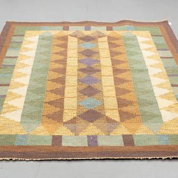 MATTO, flat weave, ca 243,5 x 167-167,5 cm, signed IV, Sweden around  the middle of the 20th century.