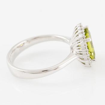 Ring 18K white gold with peridot and brilliant-cut diamonds.
