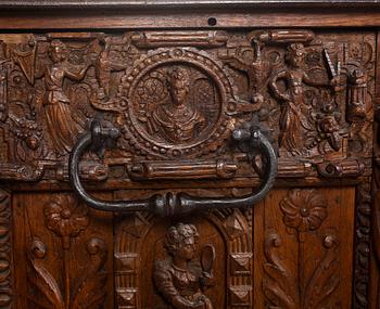 KISTA på BENSTÄLLNING, delvis barock, 1700-tal respektive tidigt 1900-tal.