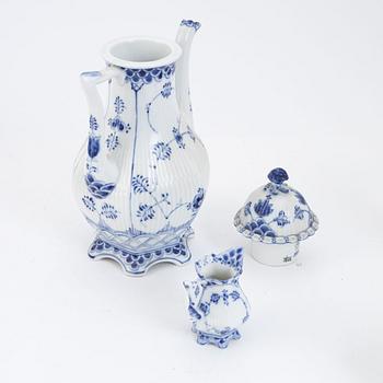 Kaffeservis, porslin, 49 delar, 'Musselmalet', helblonde samt halvblonde, Royal Copenhagen.