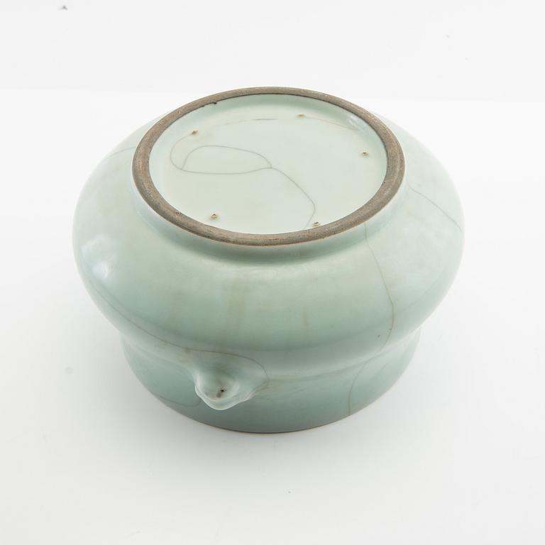 Incense burner China early 20th century porcelain.