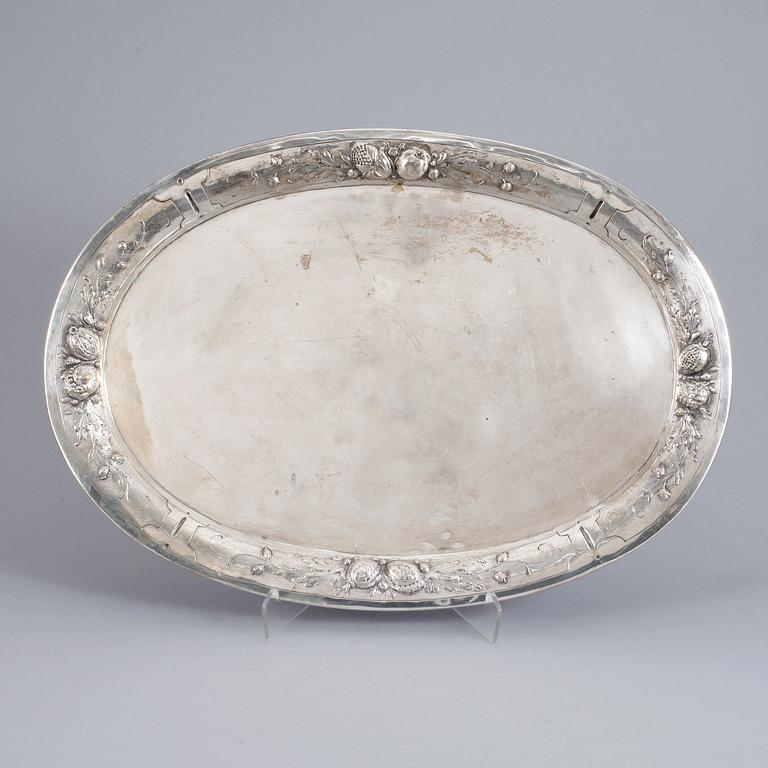 BRICKA, silver, Tyskland, sent 1800-tal. Tot vik ca 1800 gram.