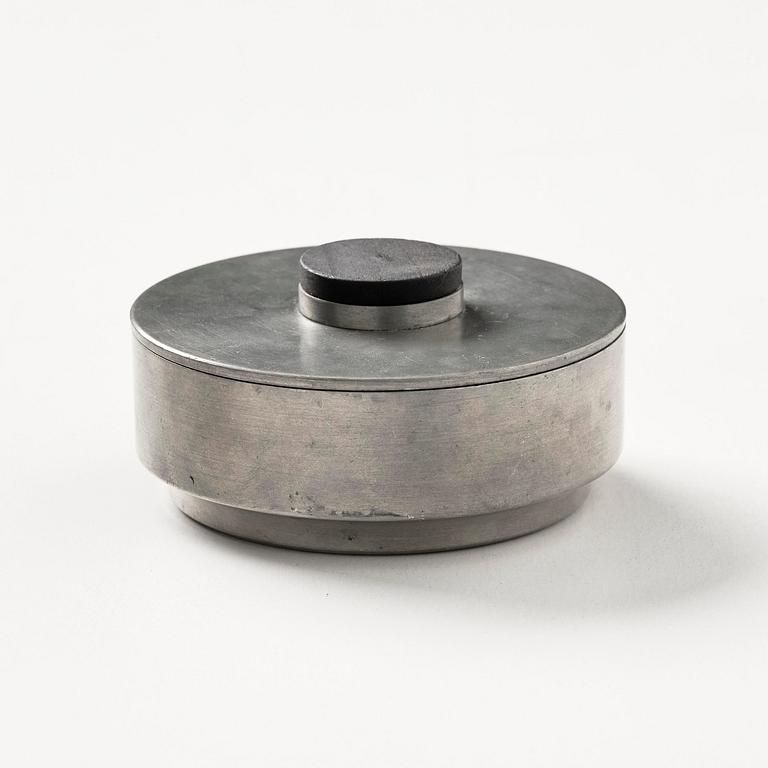 Nils Fougstedt, ask med lock, modell "A 1415", Firma Svenskt Tenn, Stockholm, 1935.