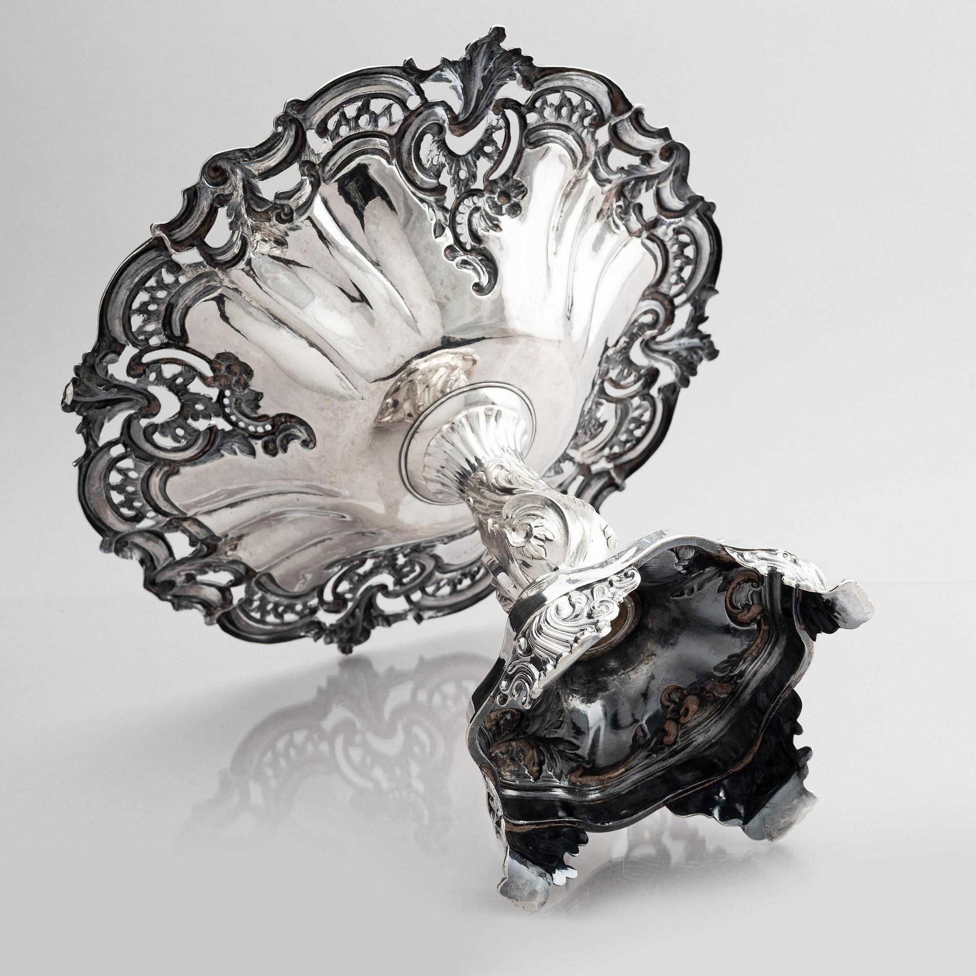 Gustaf Möllenborg, uppsatsskål på fot, silver, Stockholm 1848. Nyrokoko.