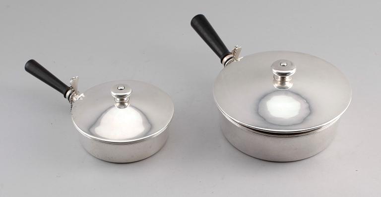 KAROTTER, 2 st, silver, CG Hallberg, Stockholm 1910 och 1915. Vikt ca 1199 g.