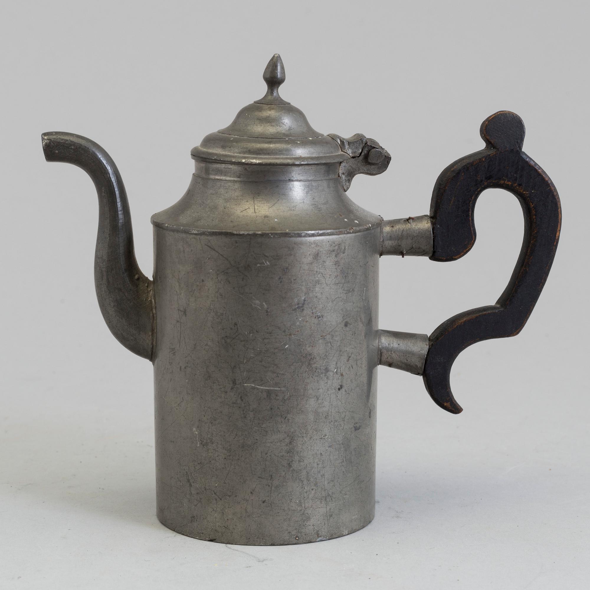 A 17TH/18TH CENTURY PEWTER CHOCOLATE POT.