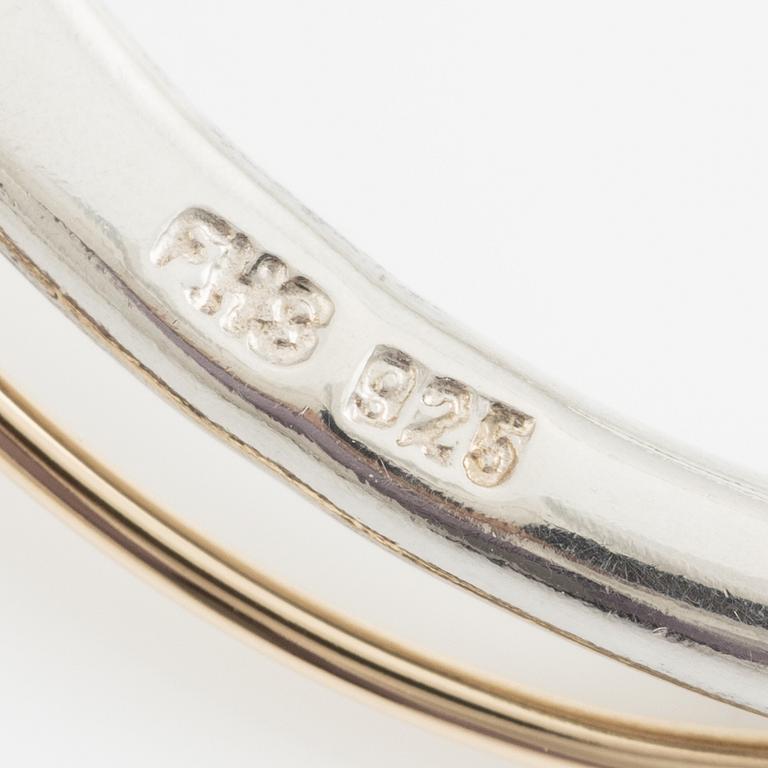 Brosch silver med en rund briljantslipad diamant.