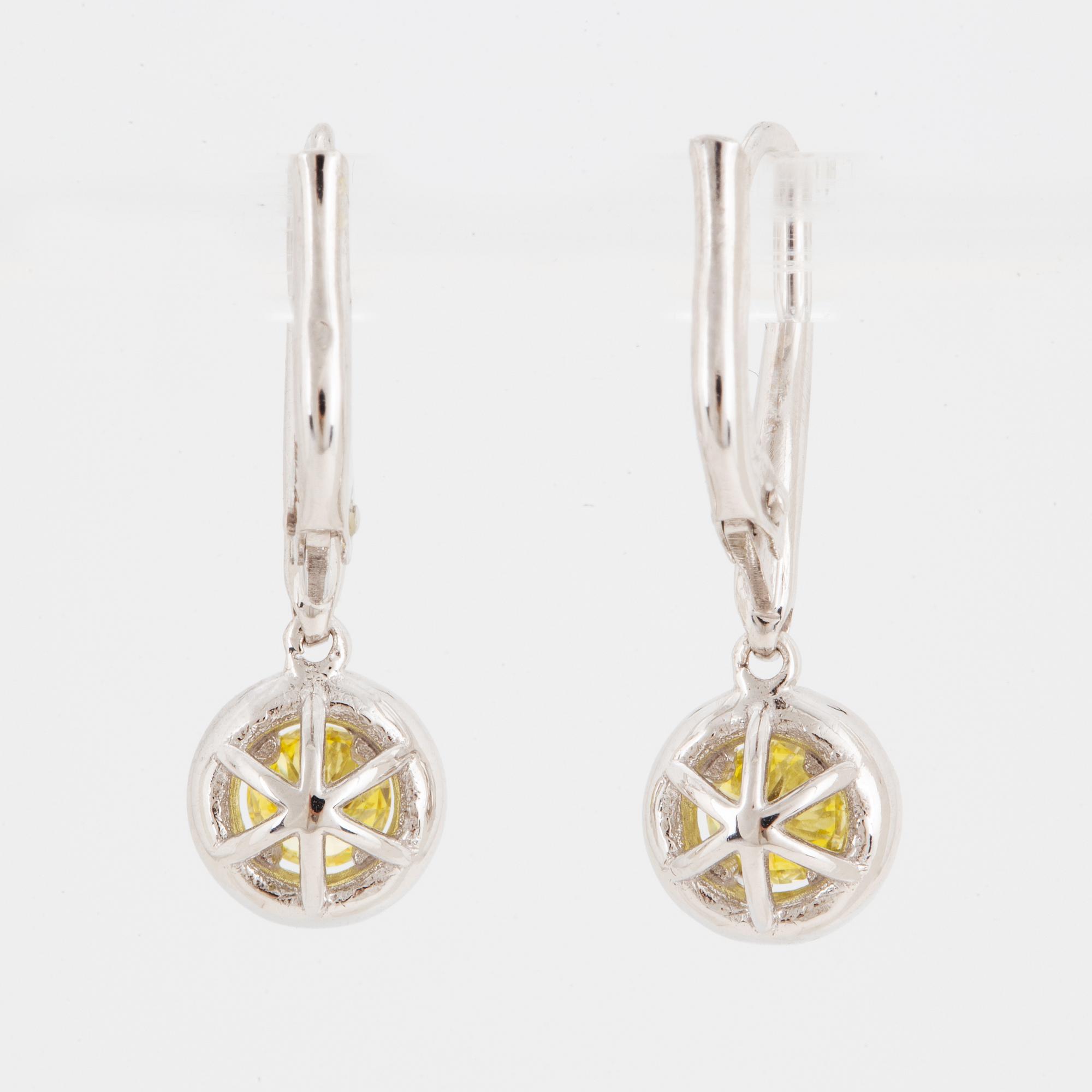 ÖRHÄNGEN, med gula färgbehandlade diamanter och diamanter.