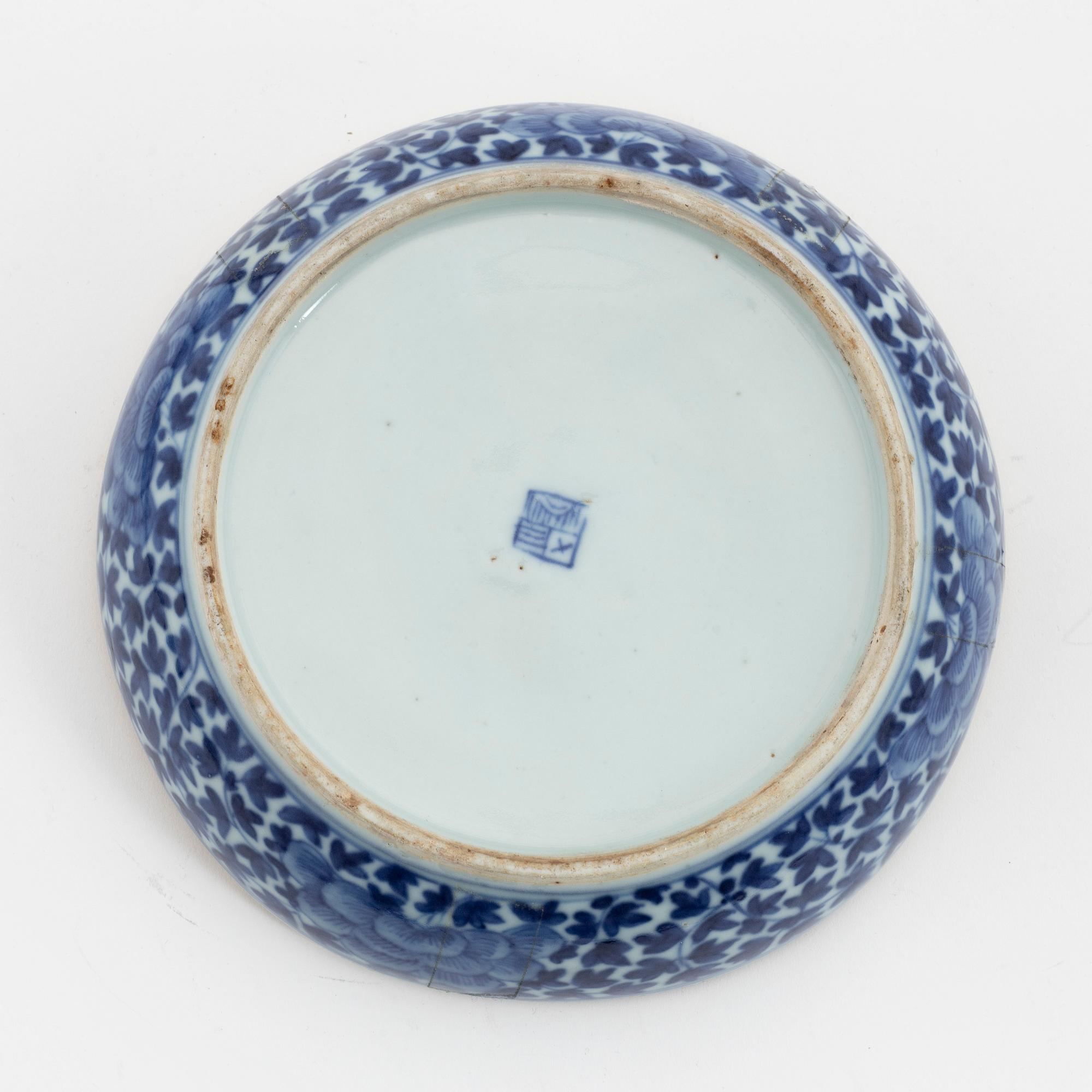 A Chinese blue and white box with cover, 19th century.