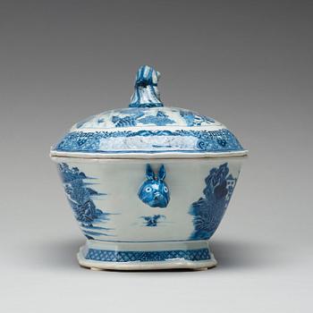 A blue and white tureen with cover, Qing dynasty, Qianlong (1736-95).