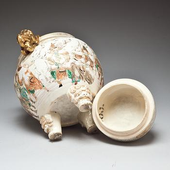 GOLVURNA med LOCK, porslin, Satsuma, Japan 1900-tal.