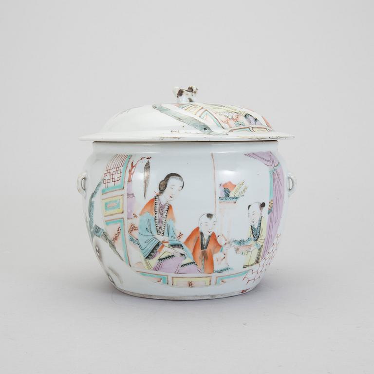 KAROTT MED LOCK, porslin, Kina, 1900-tal.