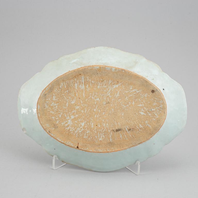 A blue and white serving dish and a japanese dish, Qing dynasty, 18th and 19th century.