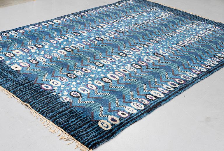 Berit Koenig, matta, "Påfågelsmattan", rya, ca 360 x 245 cm, Svensk Hemslöjd, osignerad.