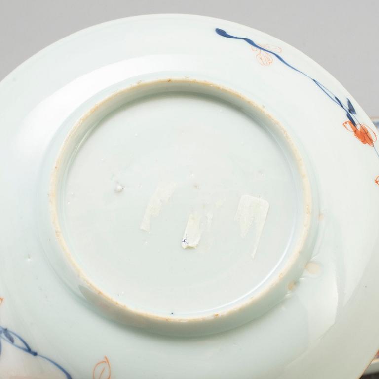 Three imari cups with saucers and two plates, Qing dynasty, Qianlong (1736-95).