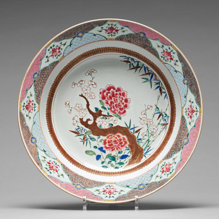 A famille rose basin, Qing dynasty, Yongzheng (1723-35).