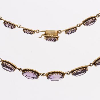 GARNITYR, förgyllt silver med ametister o orientalpärlor, collier, armband och brosch.