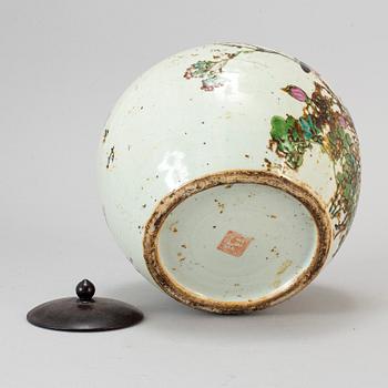 A famille rose porcelain jar, Qing dynasty, 19th century.