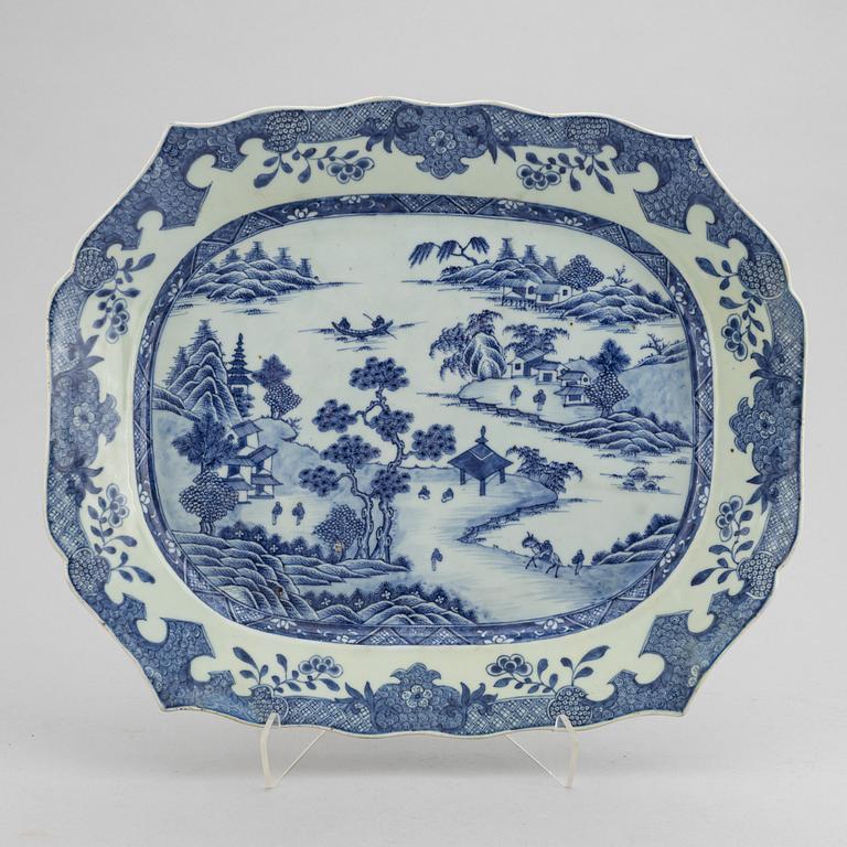 Serveringsfat, porslin, Kina, Qingdynastin, Qianlong (1736-95).