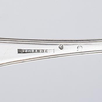 Abraham Hamnqvist, sockerskål med lock, silver, Åmål 1819, och strösked, Bengt Hallberg, Karlstad (1825-1830 (39)).