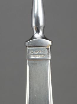 OSTHYVEL, silver, Flavia, Stockholm 1960. KNIVAR, ett par, silver. Modell Chippendale, ostämplade. Total vikt 178 gram.