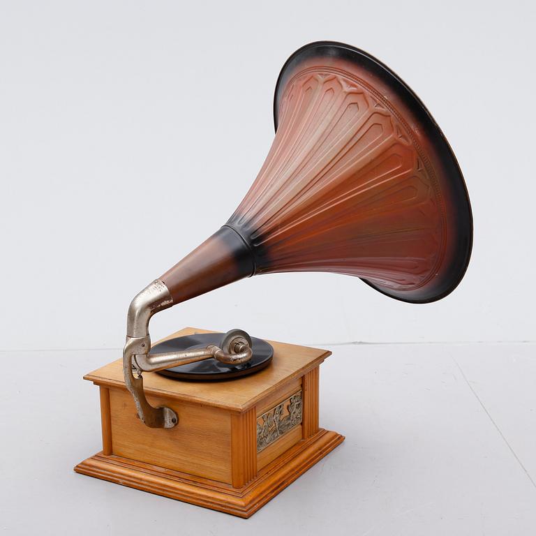 TRATTGRAMOFON, 1900-talets första hälft.