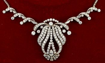 COLLIER, dropp- trapez- och briljantslipade diamanter, tot. ca 10 ct. Stockholm 1963.