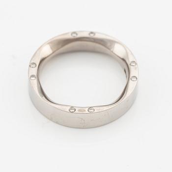 Ring 18K vitguld med runda briljantslipade diamanter.