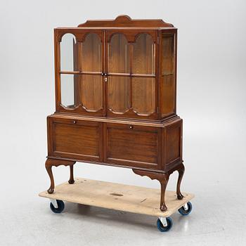 A dispay cabinet, first part of the 20th Century.