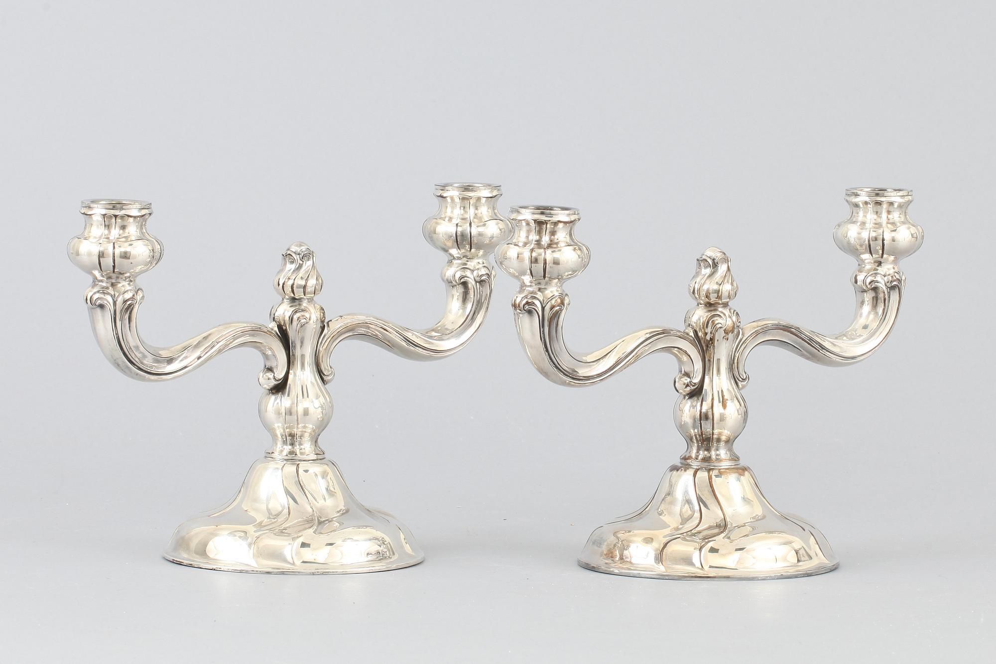 KANDELABRAR, ett par. Låghaltigt silver. 1900-tal.