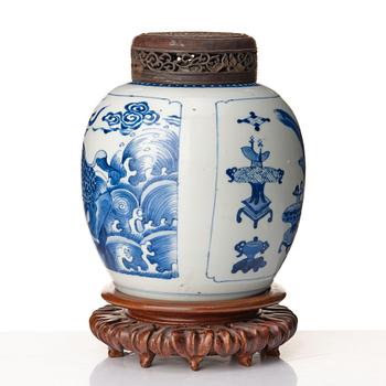 A blue and white jar, Qing dynasty, Kangxi (1662-1722).
