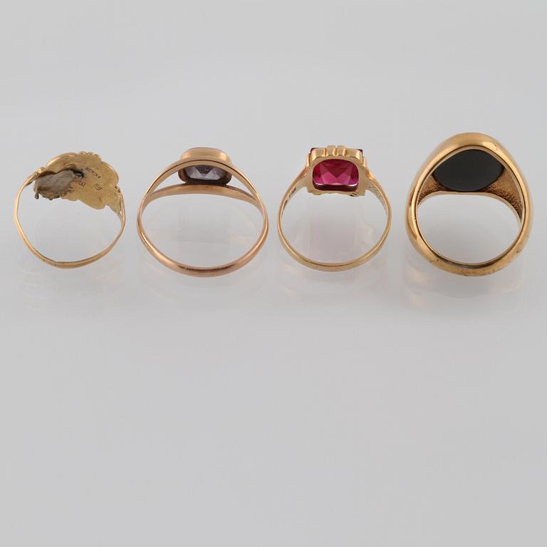 RINGAR, 4 st, 18K guld med emalj, onyx och syntetiska stenar. Vikt 22,8 gram.