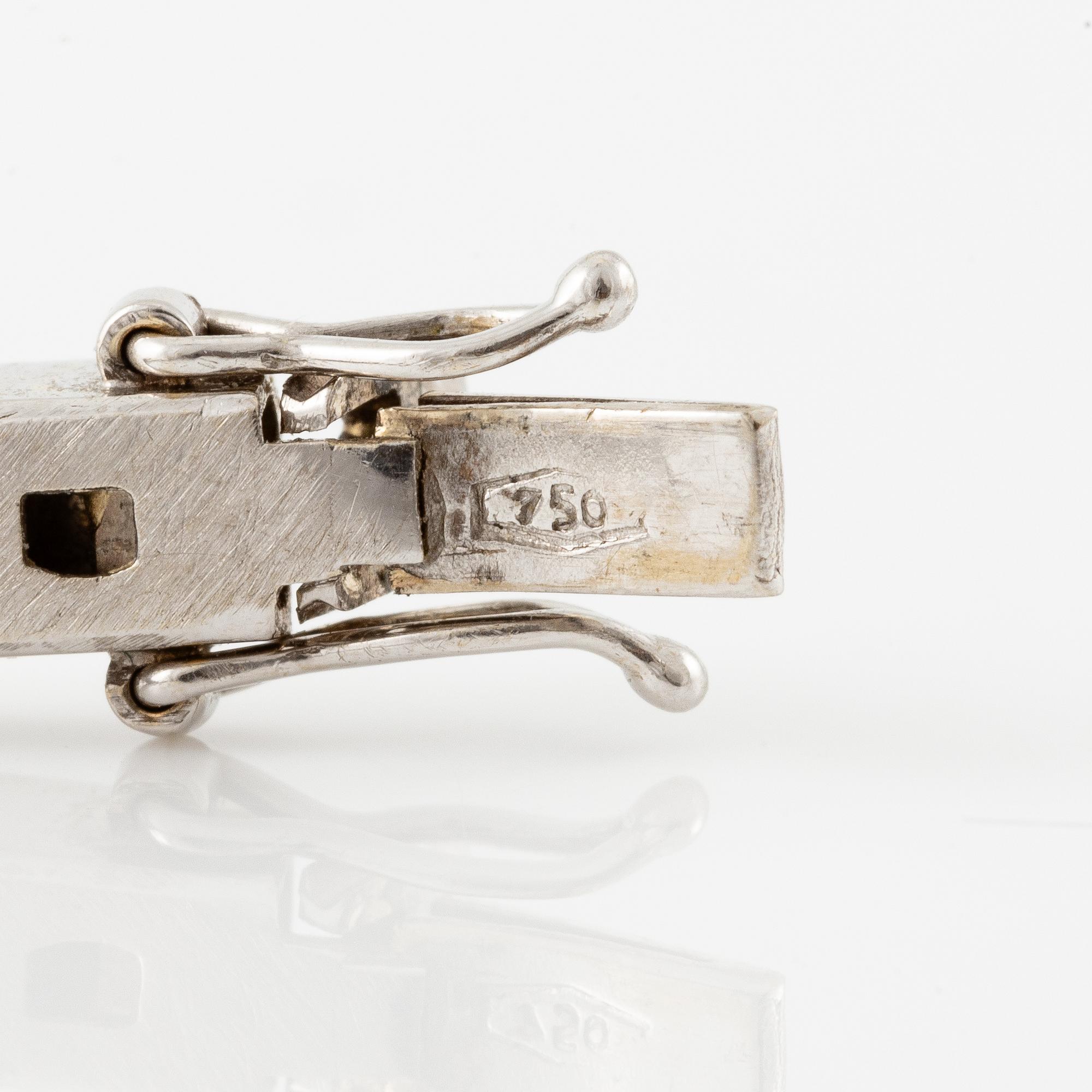 Bracelet, 18K white gold with sapphires and brilliant-cut diamonds.