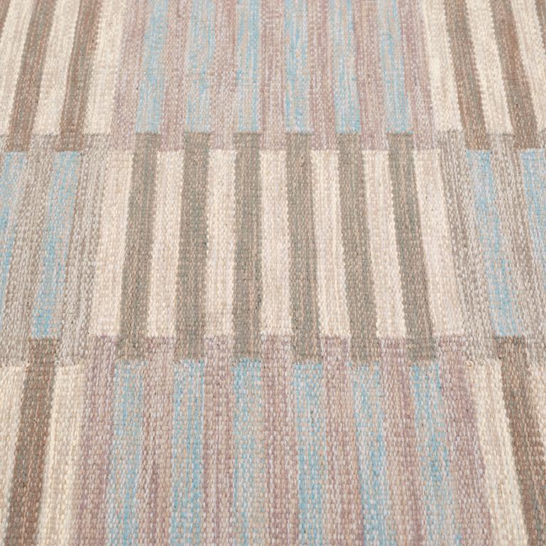 CARPET. "Capella, grå". Flat weave. 384 x 290 cm. Signed CM.