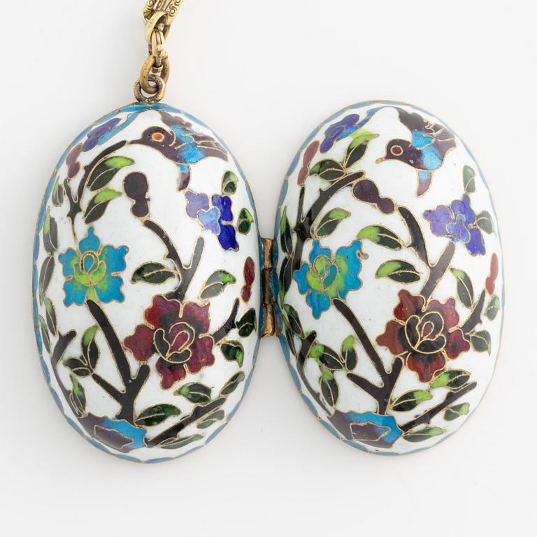 Armand with egg-shaped medallion in cloisonné enamel.