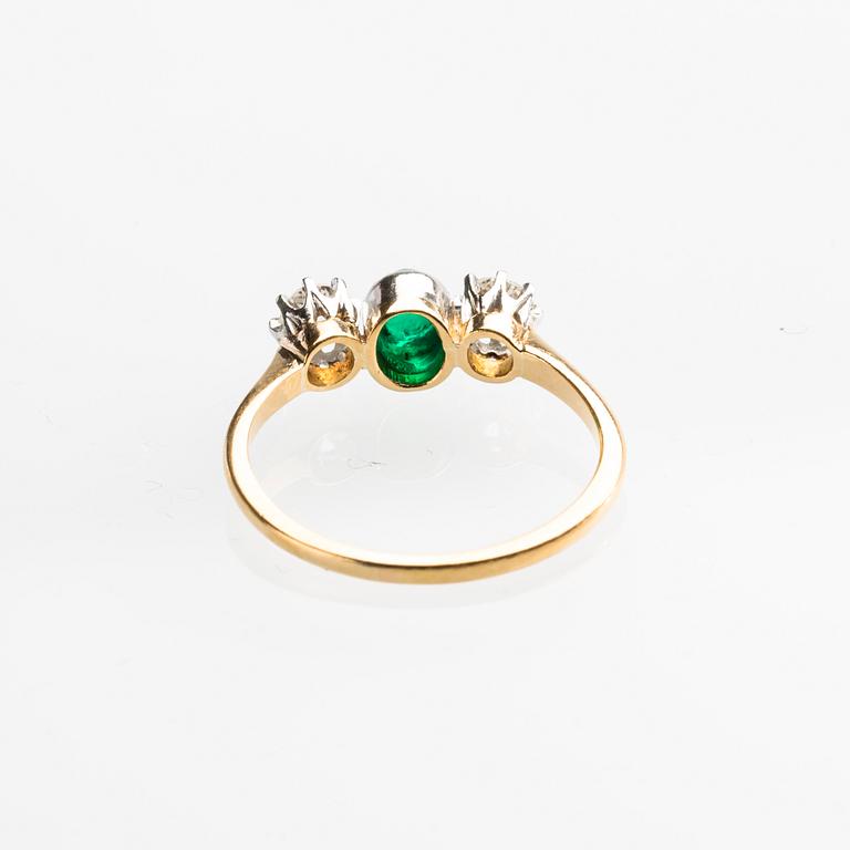 RING, 18 k guld med diamanter ca 0.40 ct samt cabochonslipad grön sten. Vikt ca 2,8 g.
