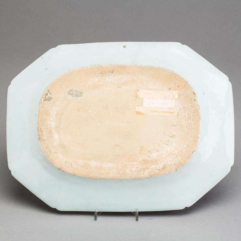 A chinese porcelain 18th century serving dish.