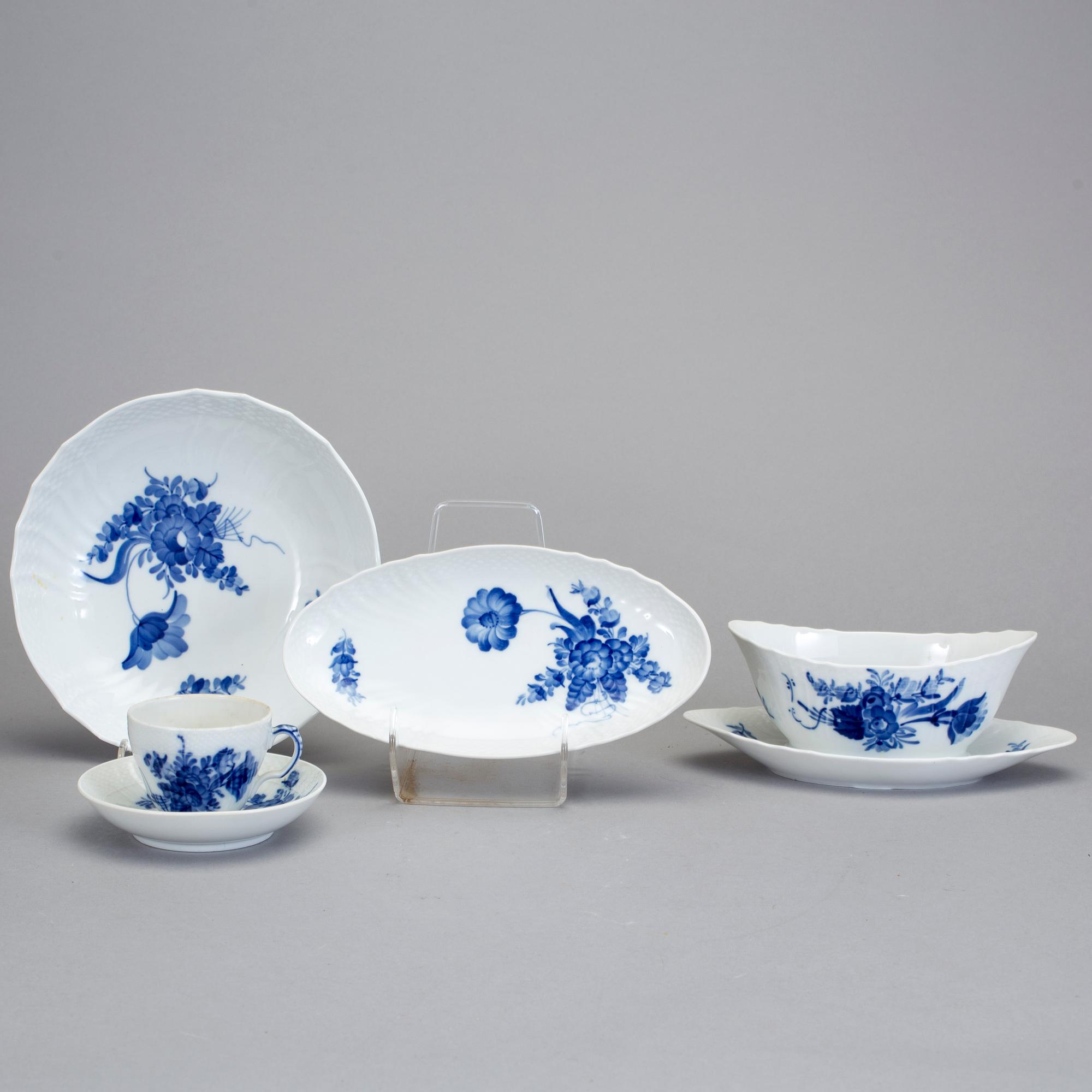 MATSERVIS, porslin, 88 delar, "Blå Blomst", Royal Copenhagen, Danmark.