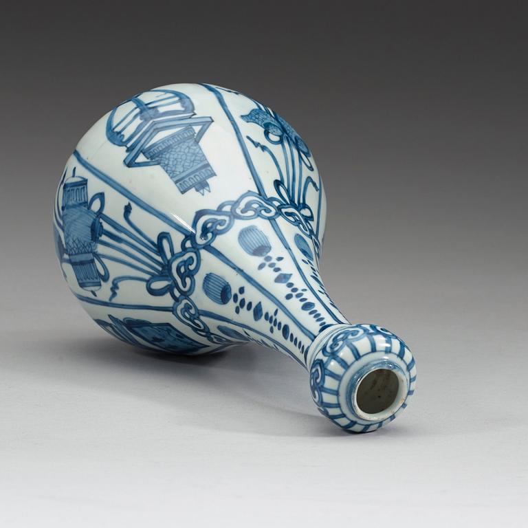 A blue and white bottle, Ming dynasty Wanli (1573-1619).