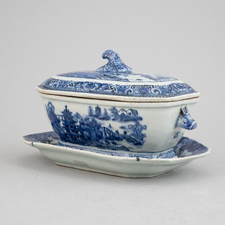 A Chinese blue and white porcelain butter terrine with lid and dish, Qing Dynasty, Qianlong (1736-1795).