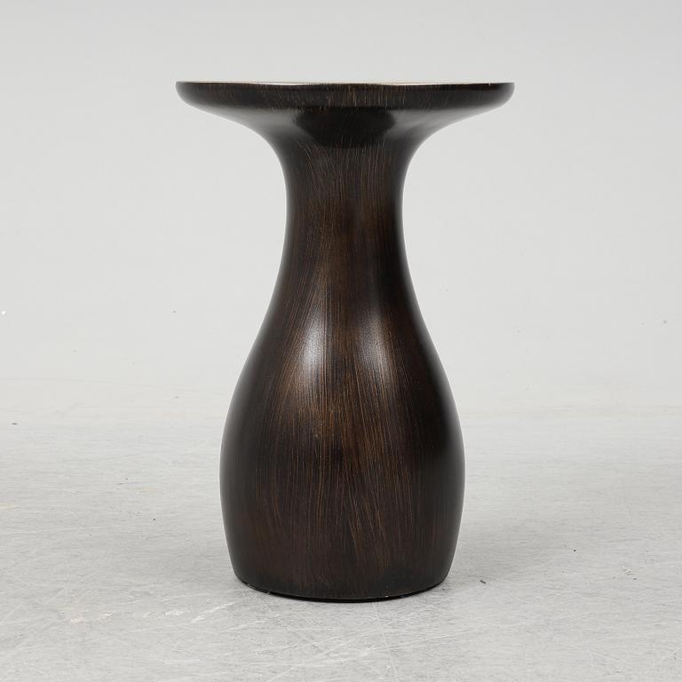 BARBARA BARRY, "Swell accent table" för Baker Furniture.