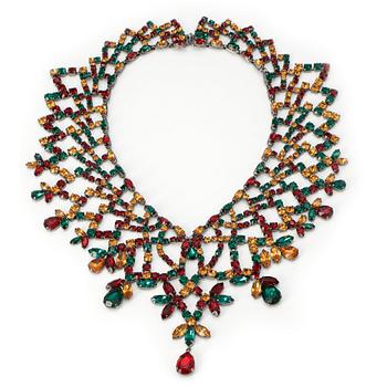 CHRISTIAN DIOR enligt uppgift, halsband samt ett par clips, ej märkta.