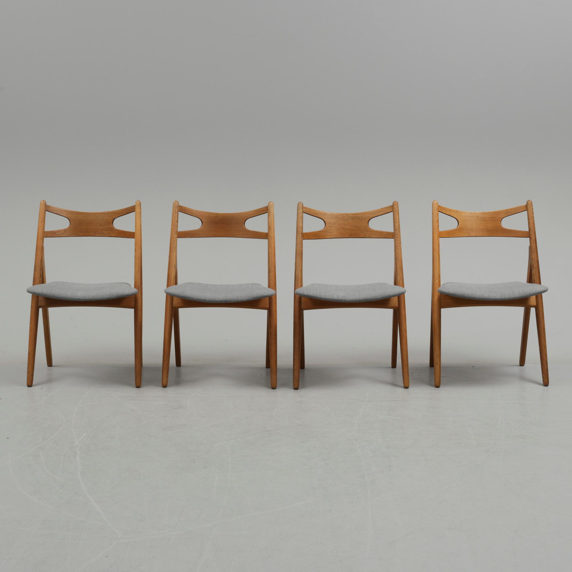 HANS J WEGNER, stolar, 4 st, "CH 29/Savbukkestolen", Carl Hansen o Søn, Odense, Danmark.