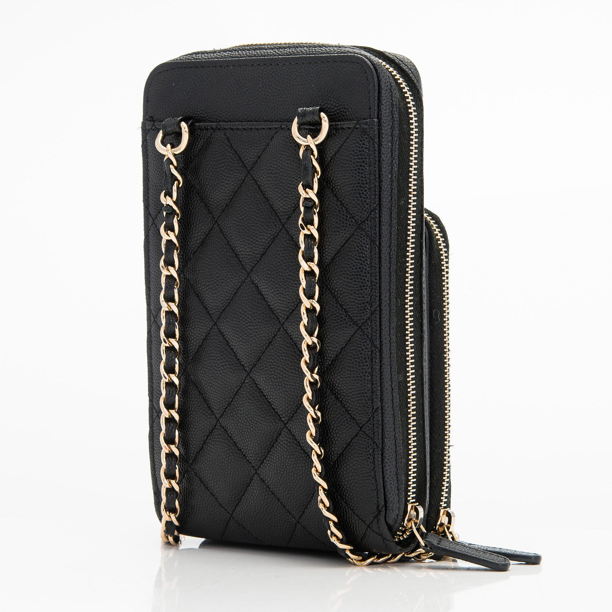 Chanel, "O-porte tel a chaine" väska, 2020.