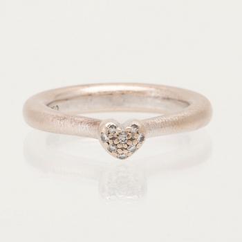 Ole Lynggaard ring "Heart" 18K vitguld med runda briljantslipade diamanter.